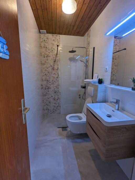 Zeezicht Appartement 50M From Beach Srima Dış mekan fotoğraf