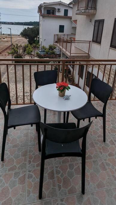 Zeezicht Appartement 50M From Beach Srima Dış mekan fotoğraf
