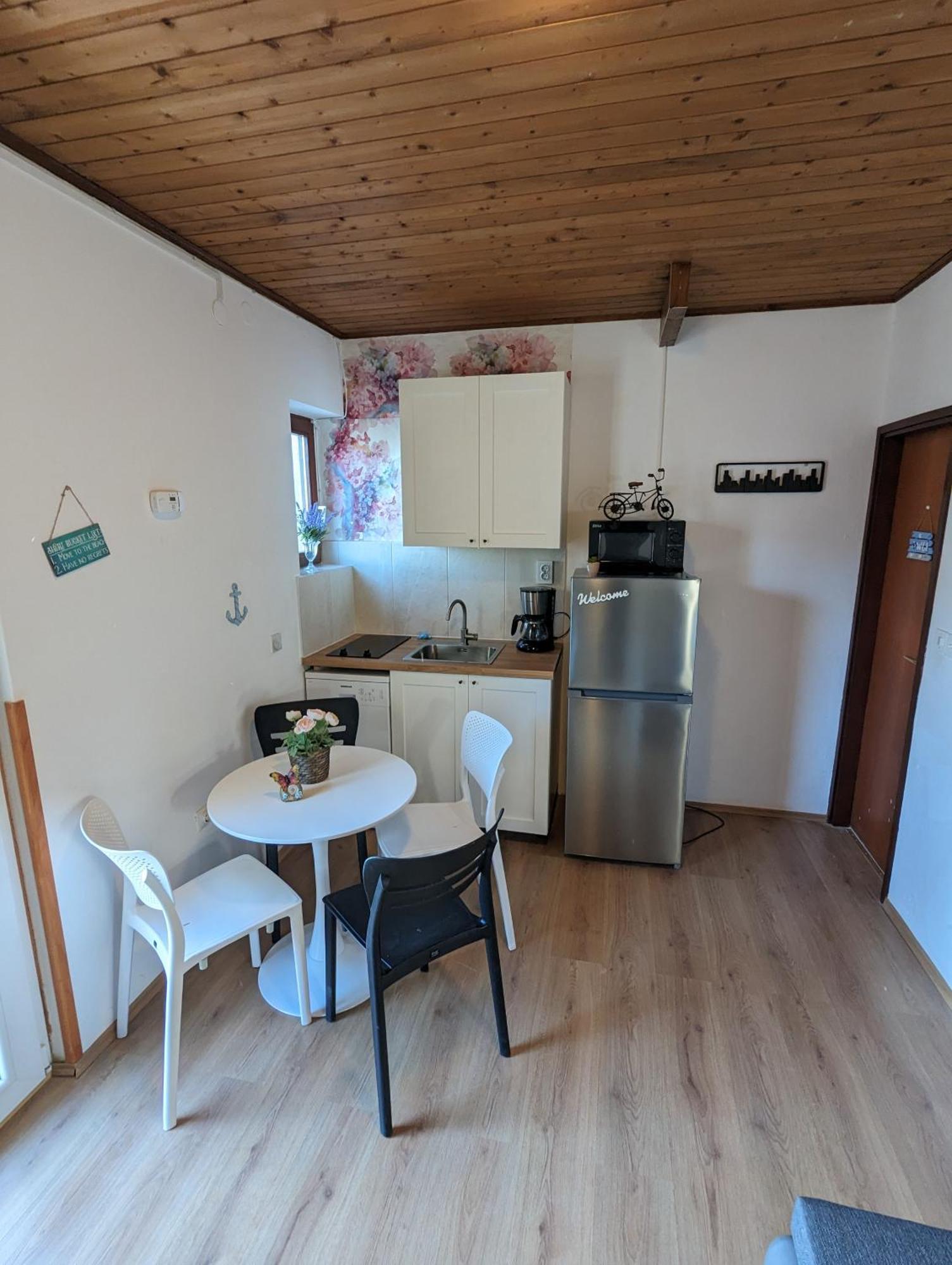 Zeezicht Appartement 50M From Beach Srima Dış mekan fotoğraf